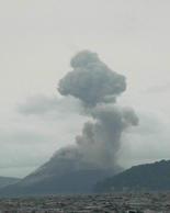 Gunung Anak Krakatau Mengeluarkan Asap Tebal